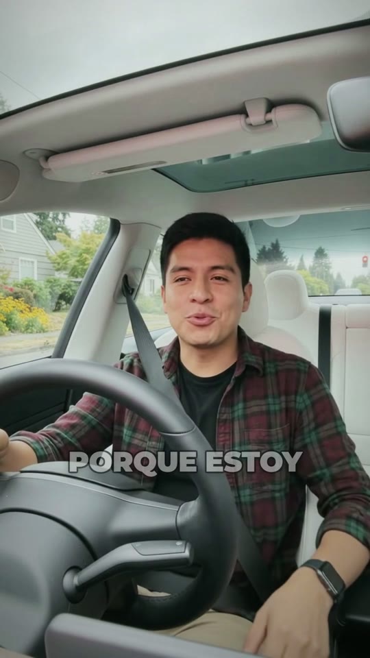 Luis en su carro, primer plano del anuncio «Momento personal»